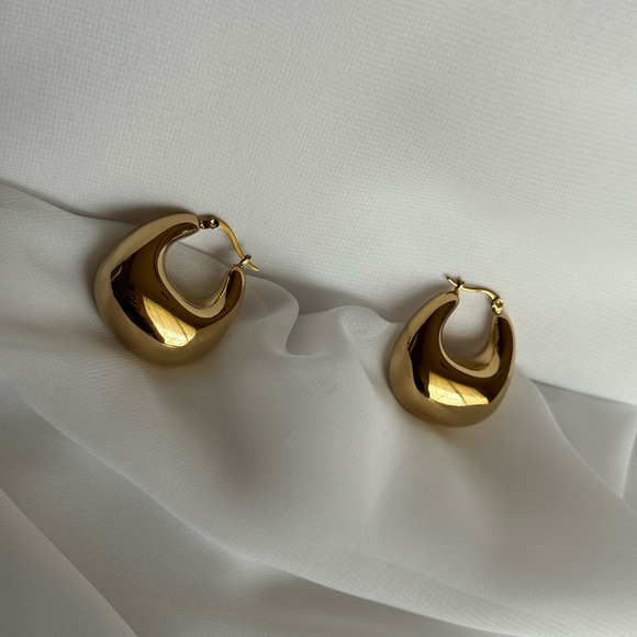 Trending Chunky Gold Hoop Earrings - Picture 3 of 3